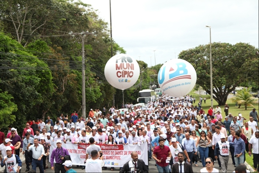 Alegando ”cofres quebrados”, prefeitos fecham as portas das prefeituras e fazem manifestação