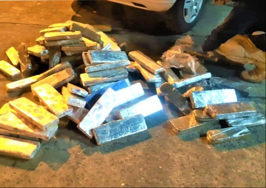 Casal é preso após ser flagrado com 100 Kg de maconha escondidos em porta-malas de carro em Eunápolis