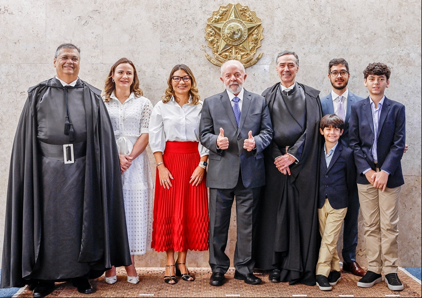 Flávio Dino assume como ministro do STF em meio a polêmica sobre sua independência