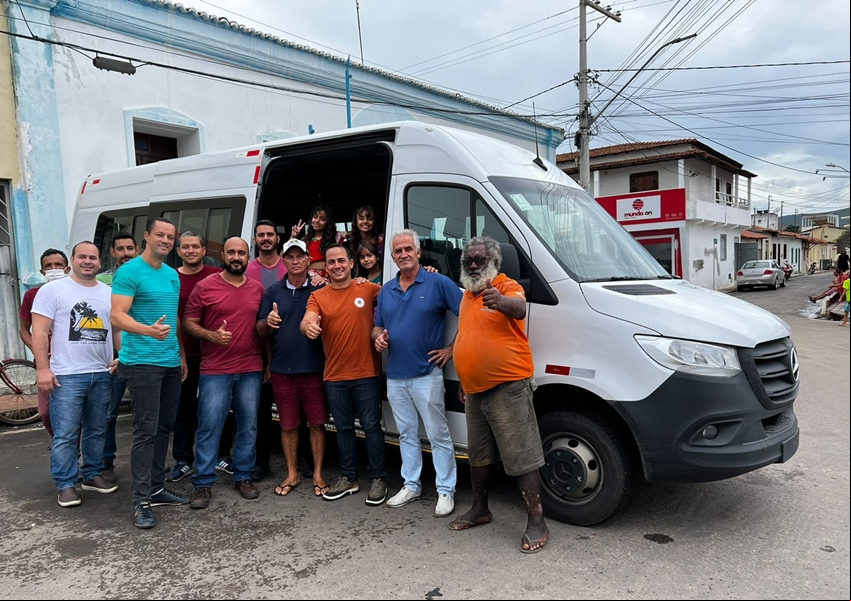 Prefeito de Ituaçu comemora aquisição da Van para Assistência Social