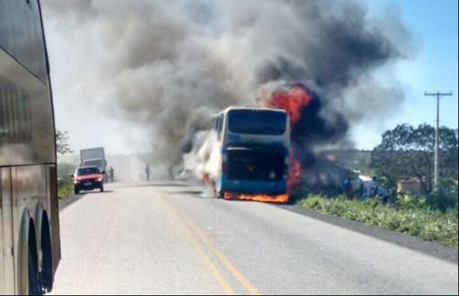 Ônibus da Viação Novo Horizonte pega fogo na Região Sudoeste da Bahia