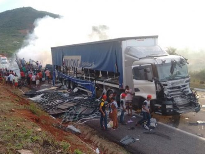 Acidente na BR-116 envolve seis veículos; carga foi saqueada