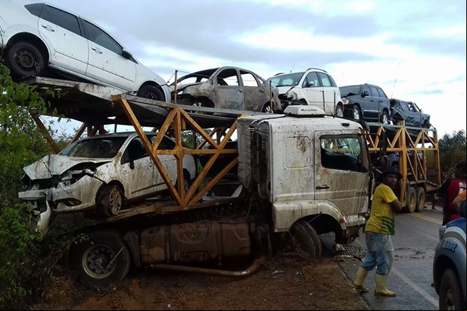 Cegonha bate em barranco e deixa motorista ferido ao ar por enxurrada na BA-026