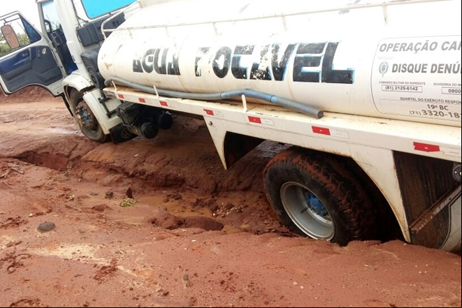 Livramento: Caminhões pipas atolam em lamaçal criado pela chuva no interior do município