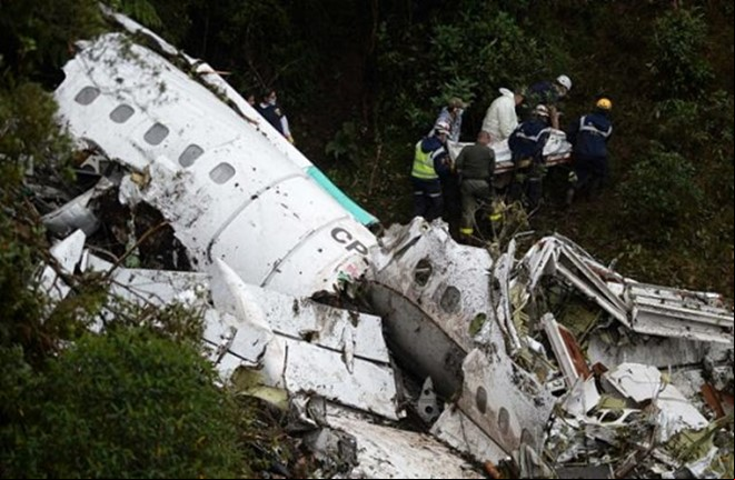 'As luzes se apagaram e não lembro mais de nada', diz aeromoça sobrevivente