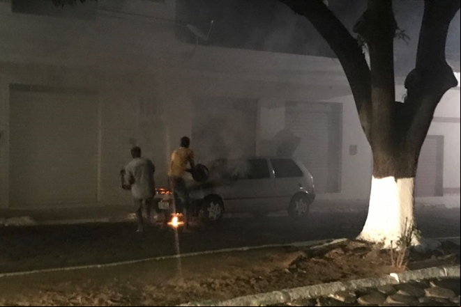 Livramento: Veículo sofre pane mecânica e pega fogo